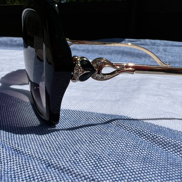 Allure Genesis Sunglasses, Oversized Black & Gold - Picture 4 of 9